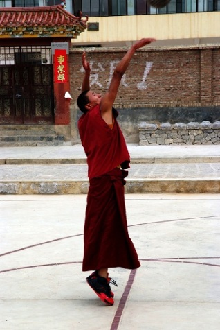 Monje jugando a baloncesto en Shangri La, China